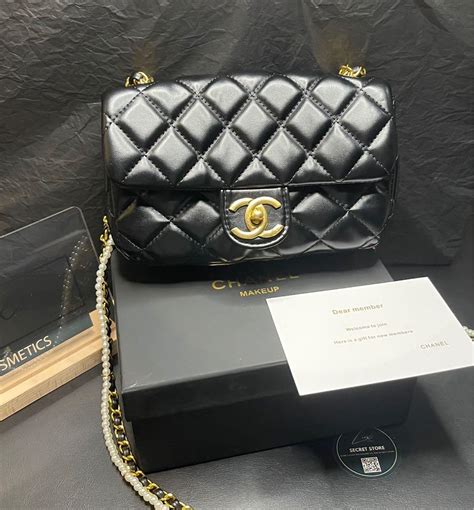 chanel make up gifts|Chanel makeup bag free gift.